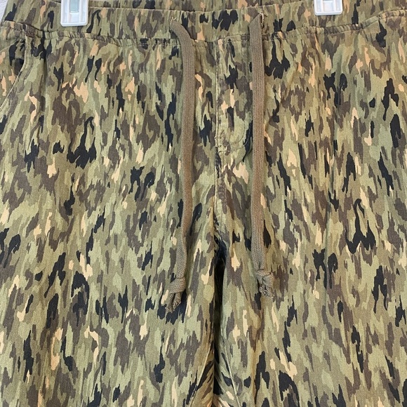 Royalty For Me Camouflage Print Jogger Capris Crop Pants size 1X NWT Plus Size - Picture 8 of 9